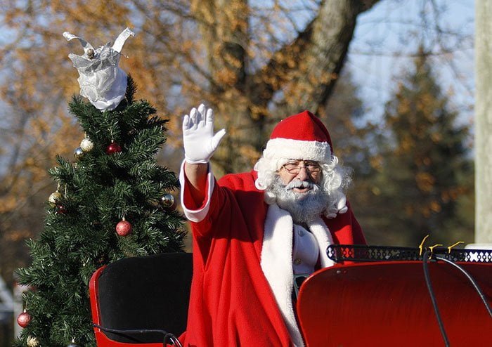 Babbo Natale sulla slitta che saluta