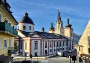 Mercatini di Natale presso la Vorplatz der Basilika di Mariazell
