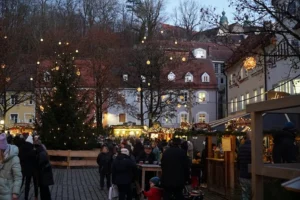 Mercatino di Natale nella Hauptplatz di Landsberg am Lech