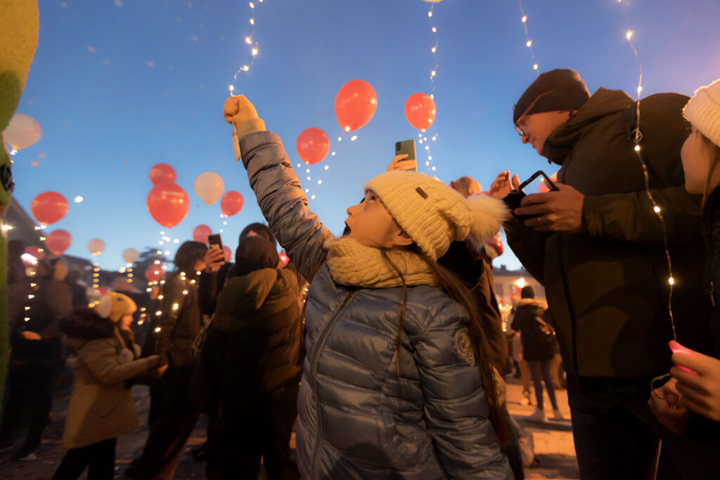 Christmas Baloon Arezzo: bimba con i palloncini
